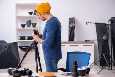 Stüdyoda çalışan genç bir fotoğrafçı.