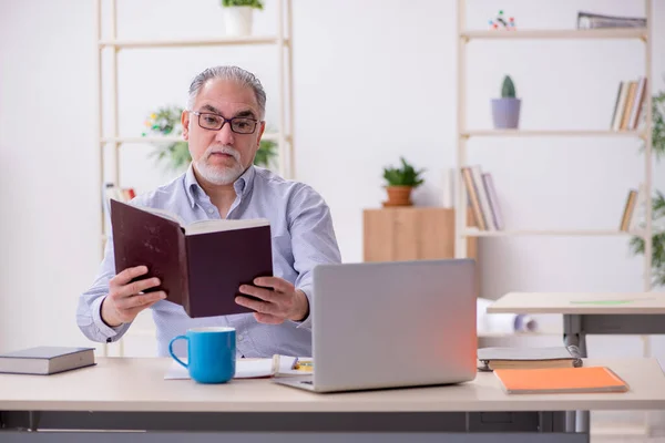 Alt männlich lehrer im die klasse — Stockfoto