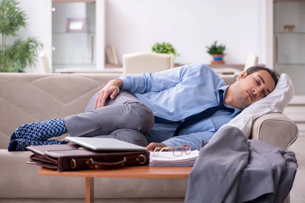 Empregado de empresário cansado que trabalha em casa — Fotografia de Stock