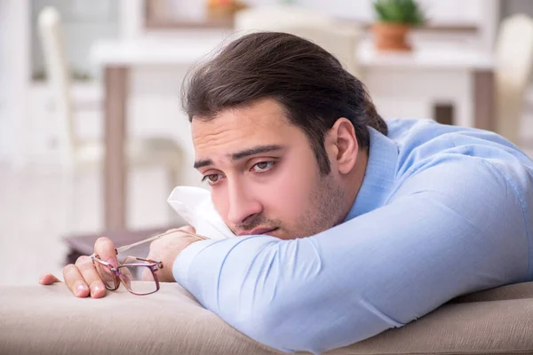 Empregado de empresário cansado que trabalha em casa — Fotografia de Stock