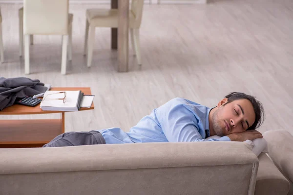 Empleado hombre de negocios cansado trabajando desde casa — Foto de Stock