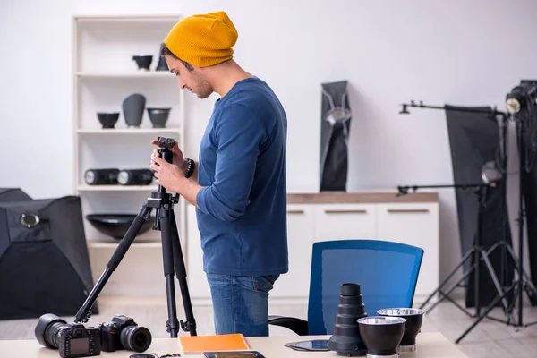 Mladý muž fotograf pracující ve studiu — Stock fotografie