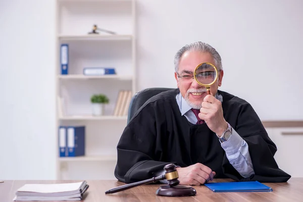 Viejo juez que trabaja en el juzgado —  Fotos de Stock