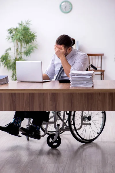 Joven trabajador discapacitado que sufre en el lugar de trabajo — Foto de Stock