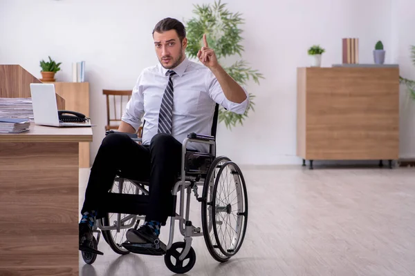 Młody niepełnosprawny pracownik cierpiący w miejscu pracy — Zdjęcie stockowe