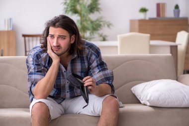 Yoksulluk konsepti içinde genç bir erkek öğrenci