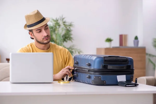 Jeune homme se préparant pour le voyage à la maison — Photo