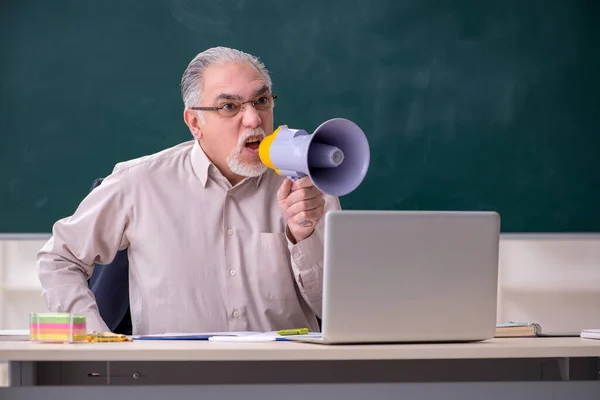 Velho professor na sala de aula — Fotografia de Stock