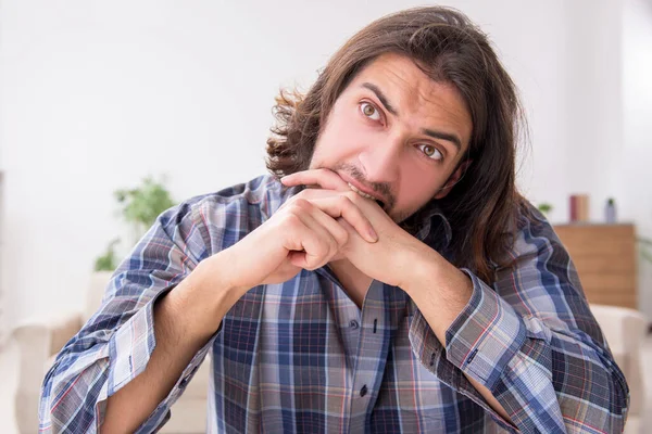 Joven sufriendo en casa — Foto de Stock