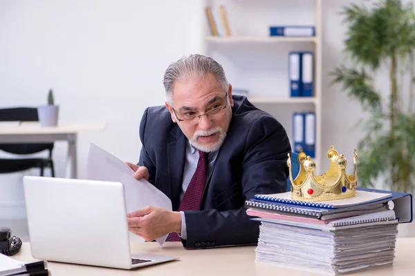 Gamle kung affärsman anställd på arbetsplatsen — Stockfoto