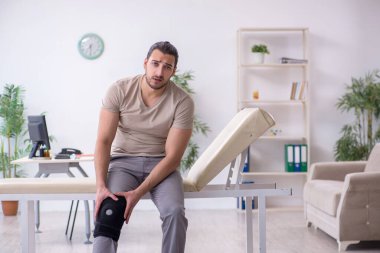 Hastanede yaralı genç bir adam var.