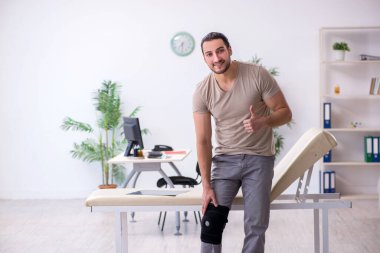 Hastanede yaralı genç bir adam var.