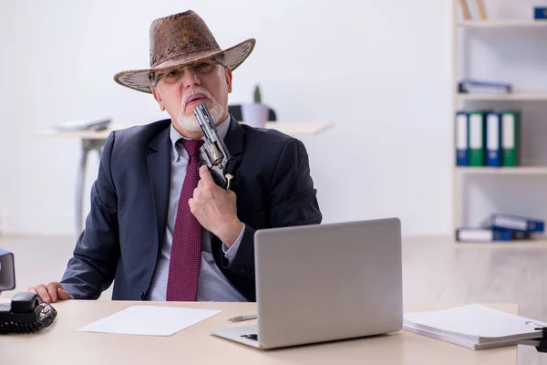 Lustige alte Chefin mit Cowboyhut im Büro — Stockfoto