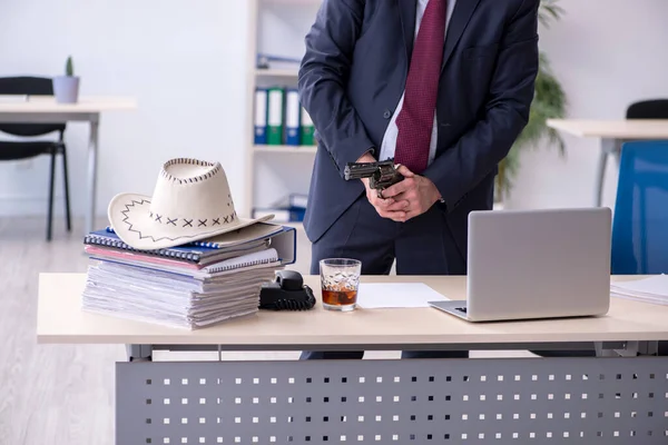 Rolig gammal chef i cowboyhatt på kontoret — Stockfoto