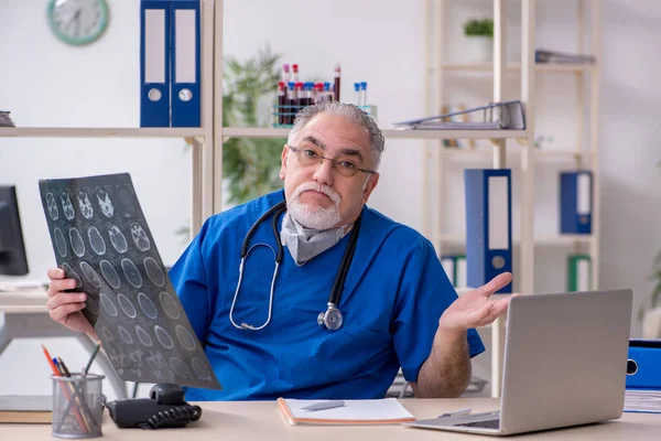 Viejo médico que trabaja en la clínica — Foto de Stock