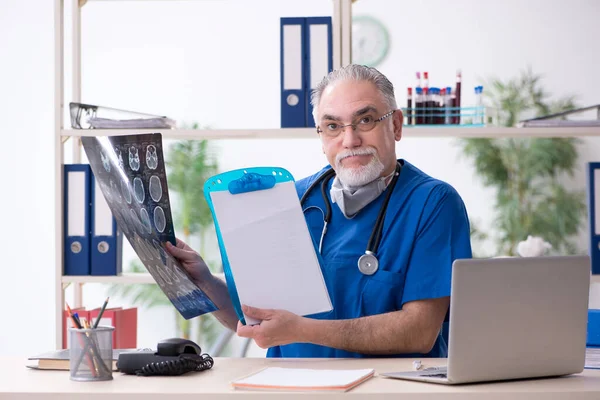 Alt männlich doktor working im die klinik — Stockfoto