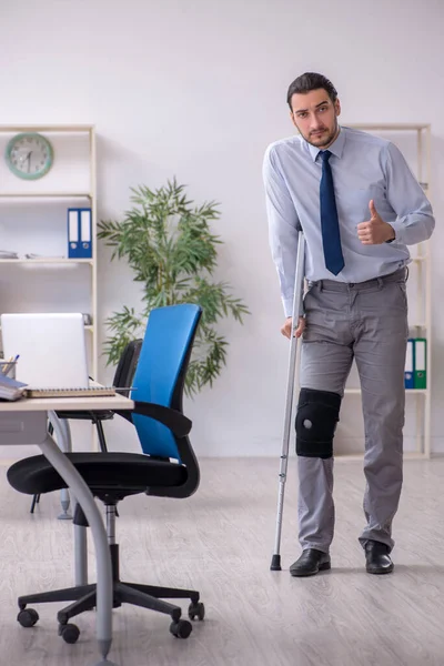 Ofiste çalışan genç bacağı yaralı bir çalışan.