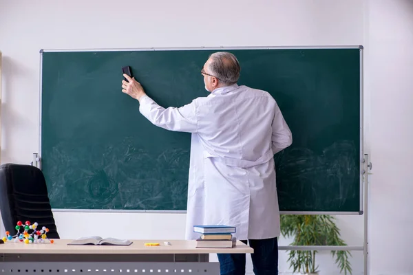 Ervaren oude wetenschapper die in het lab werkt — Stockfoto