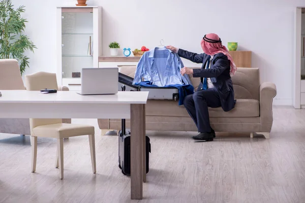 Oude Arabische zakenman bereidt zich voor op zakenreis — Stockfoto