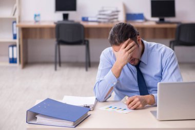 Hasta erkek çalışan işyerinde acı çekiyor.