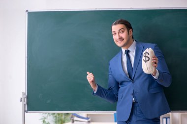İş sunumu konsepti genç adam çalışanı