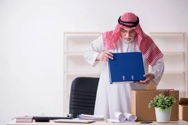Старый арабский бизнесмен в концепции переселения офиса — стоковое фото
