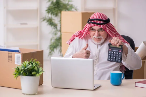 Viejo hombre de negocios árabe en concepto de reubicación de oficinas — Foto de Stock