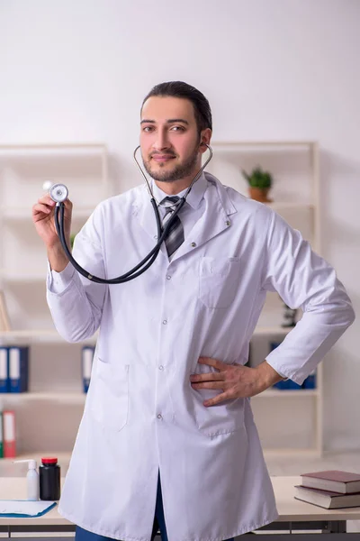 Jonge mannelijke arts werkzaam in de kliniek — Stockfoto