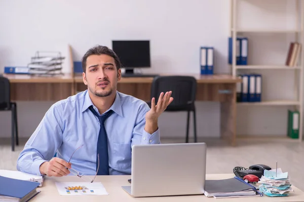 Enfermo empleado masculino que sufre en el lugar de trabajo —  Fotos de Stock