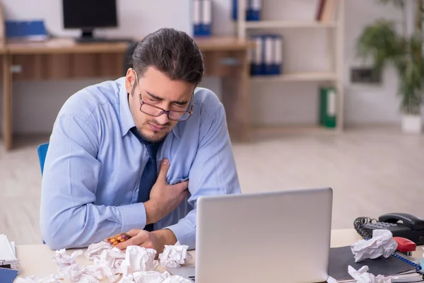 Enfermo empleado masculino que sufre en el lugar de trabajo — Foto de Stock