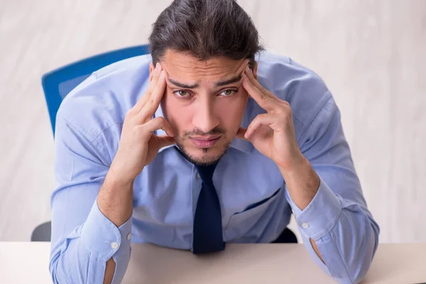 Sjuk manlig anställd som lider på arbetsplatsen — Stockfoto