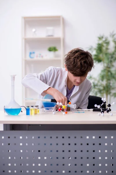 Jonge vader en zoon chemici in het lab — Stockfoto