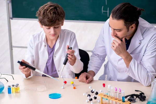 Young father and son chemists in the lab — Stock Photo, Image