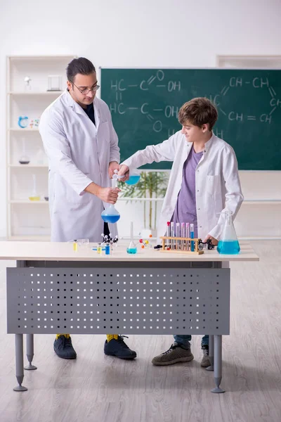 Genç baba ve oğul kimyagerler laboratuarda. — Stok fotoğraf