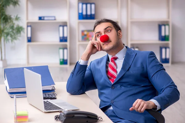 Lustiger Mitarbeiter-Clown im Büro — Stockfoto