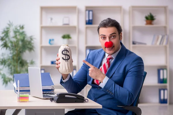 Смешной клоун, работающий в офисе — стоковое фото