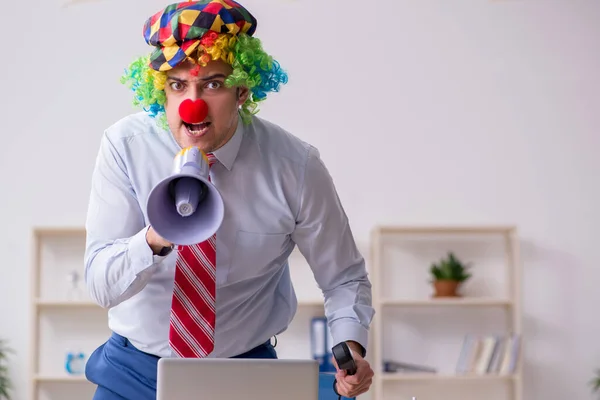 Funny empleado payaso trabajando en la oficina —  Fotos de Stock