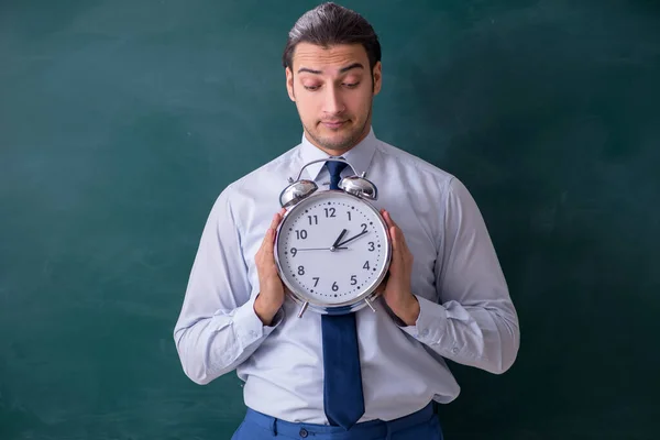 Junger Mann Mitarbeiter im Präsentationskonzept — Stockfoto