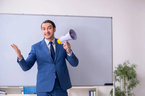 Joven empleado en concepto de presentación de negocios —  Fotos de Stock