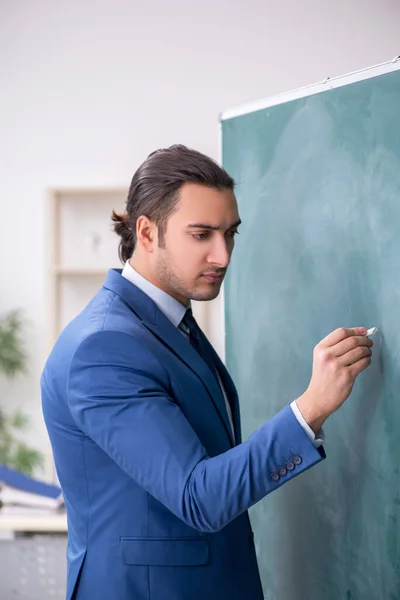 Jeune homme employé dans le concept de présentation d'entreprise — Photo