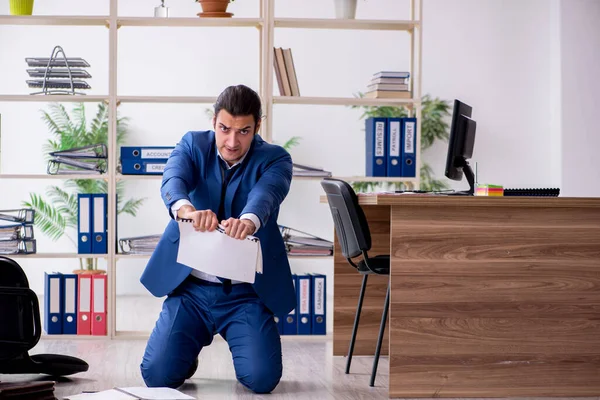 Ung manlig anställd affärsman på arbetsplatsen — Stockfoto