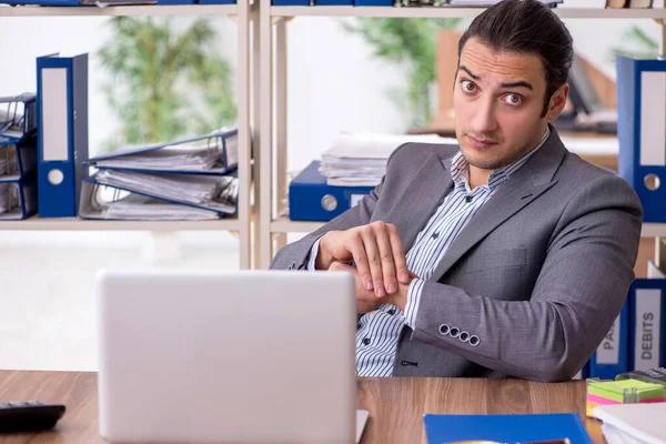 Joven hombre de negocios empleado en el lugar de trabajo —  Fotos de Stock