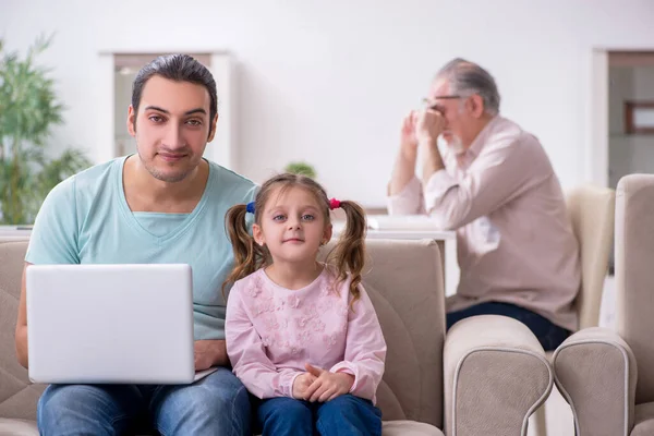 Tres generaciones de familia en concepto de desarrollo temprano — Foto de Stock