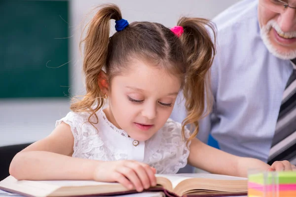 Gamla lärare och skolflicka i skolan — Stockfoto