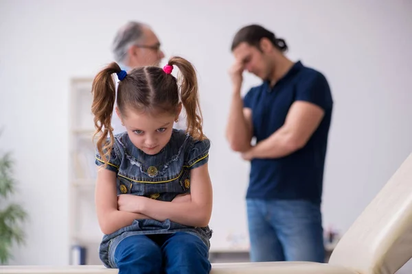 Junger Vater und seine Tochter zu Besuch beim alten Arzt — Stockfoto