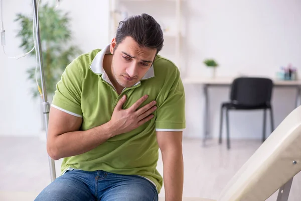 Un joven esperando al médico en la clínica — Foto de Stock