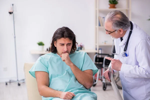 Giovane paziente maschio in visita medico esperto — Foto Stock