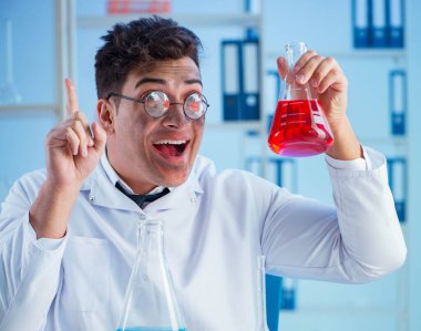 Laboratuvarda çalışan komik deli kimyager.