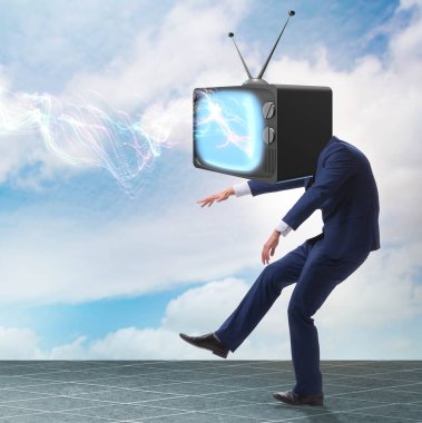 İnsan ve televizyon yerine medya zombisi kavramı