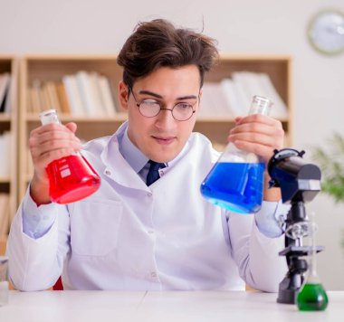 Çılgın bilim adamı bir laboratuarda deneyler yapıyor.